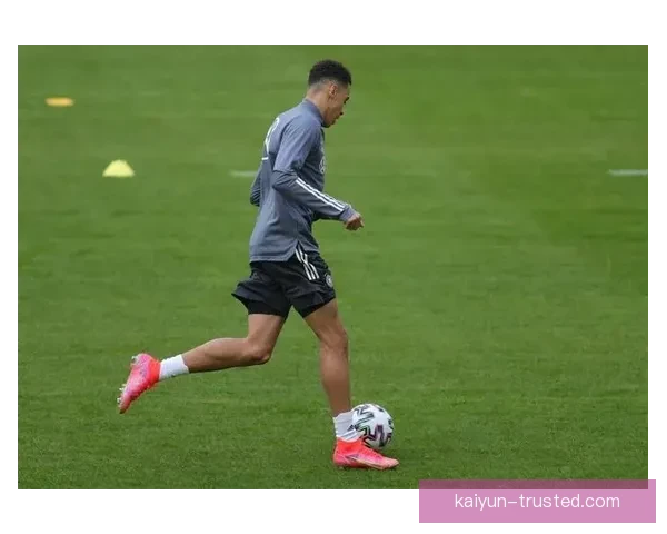 《穆西亚拉：战术灵活性的全能天才持续重塑球队攻防格局》